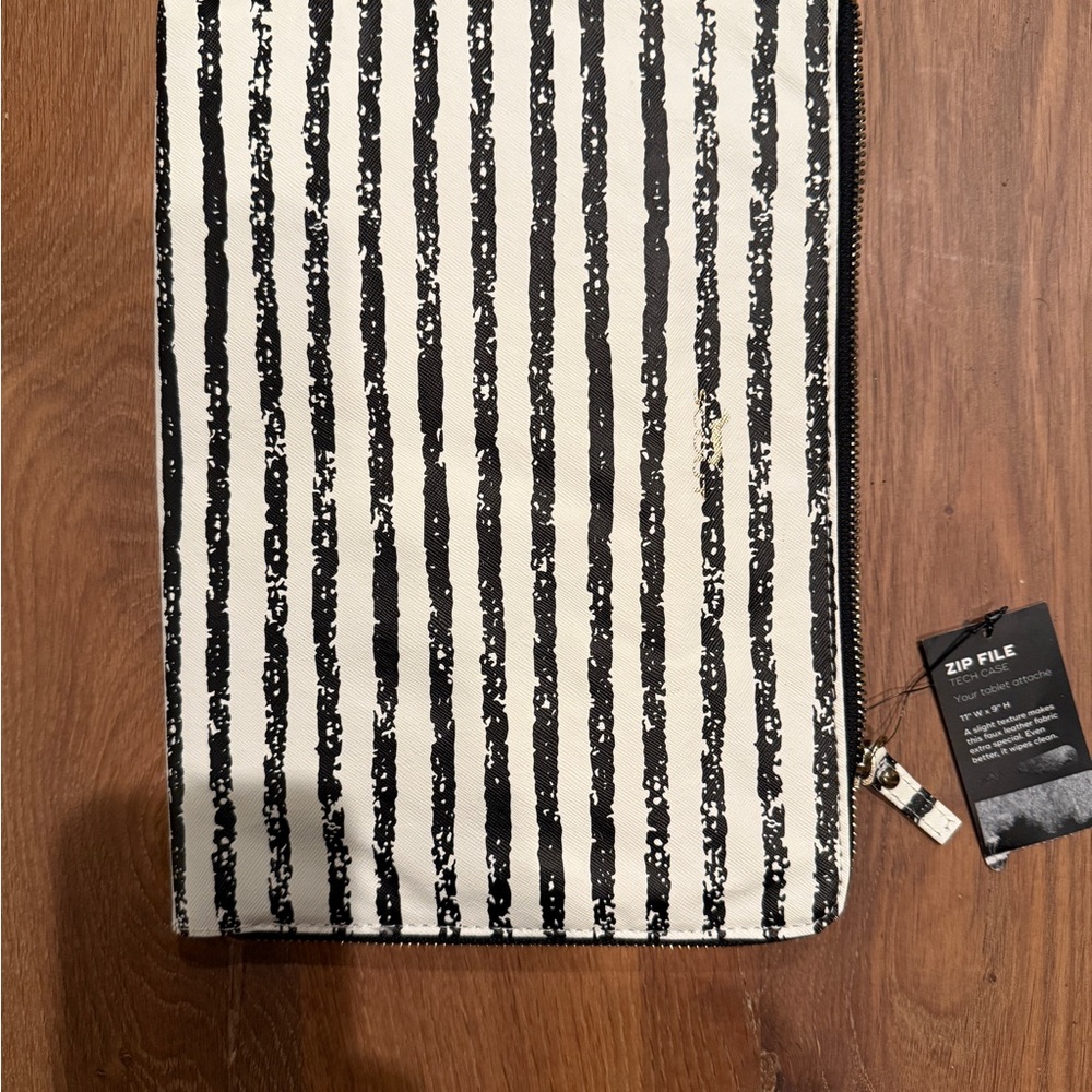 Scout NWT Black & White stripped Tech Case